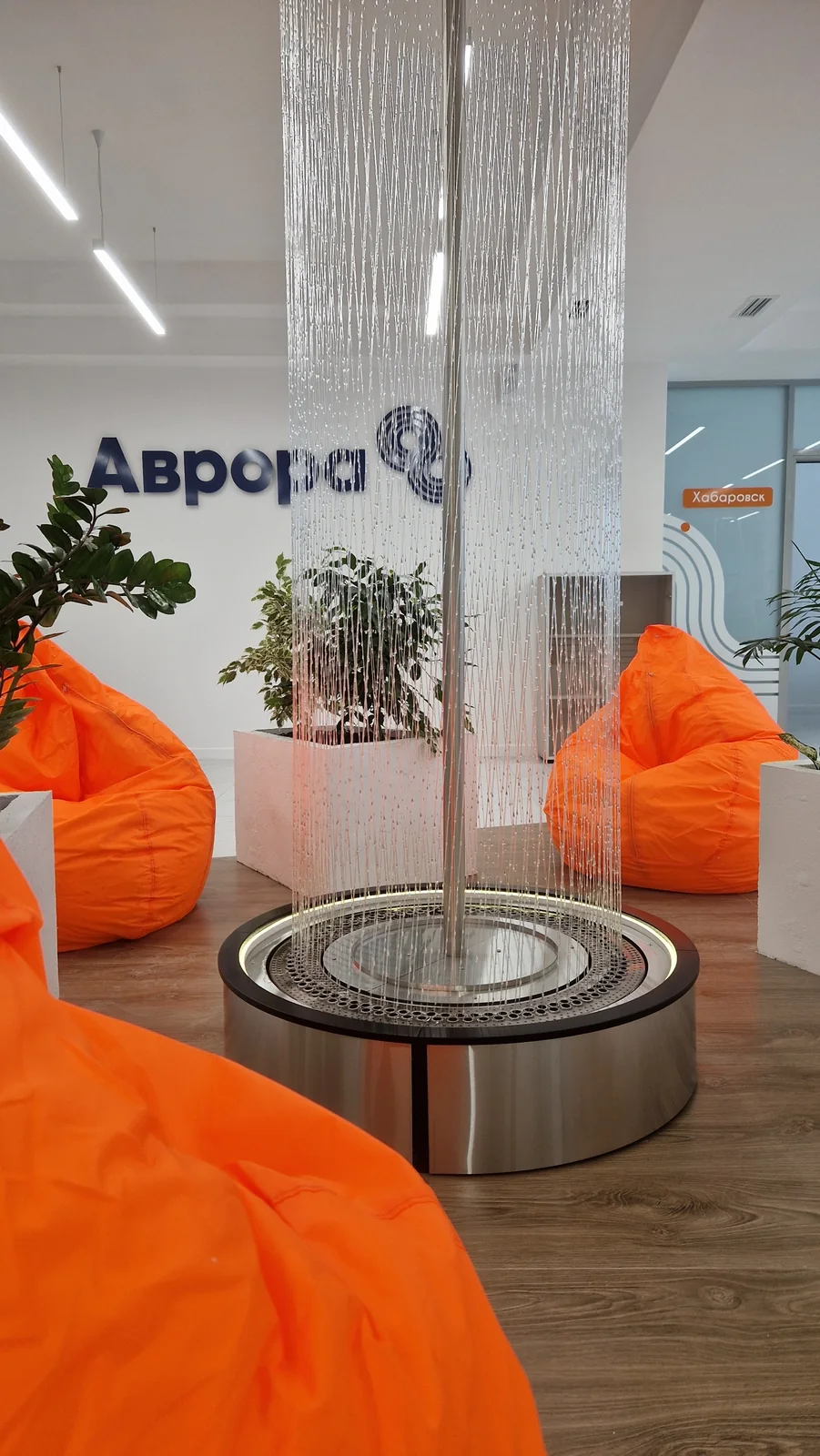 Струнно-капельный водопад в офисе авиакомпании в Хабаровске — фото 2