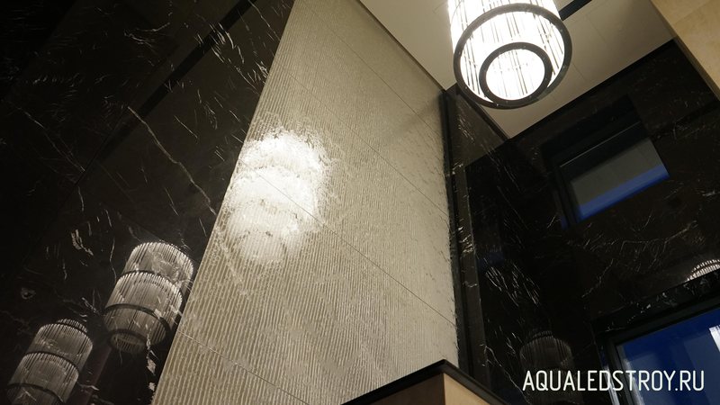 Водопад по стеклу в лобби жилого комплекса