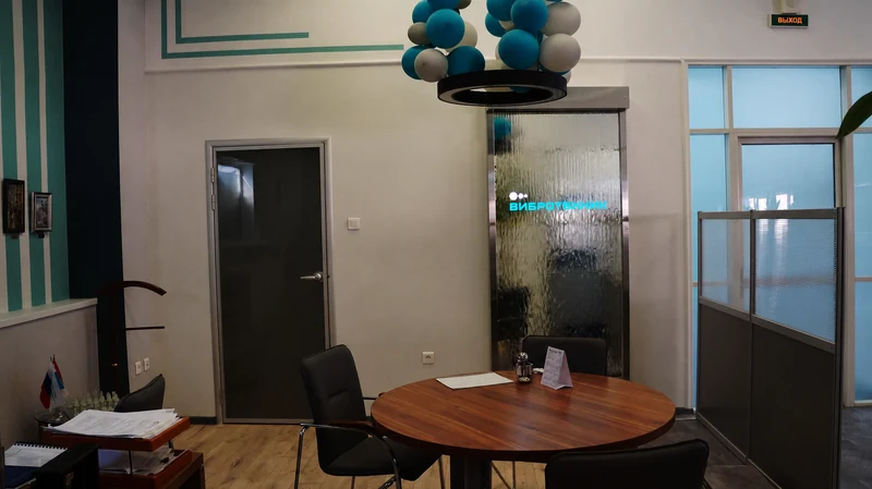 Водопад по зеркалу с логотипом
