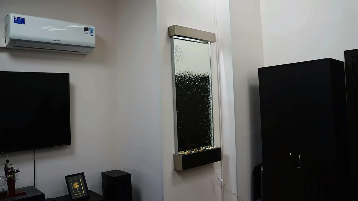 Настенный водопад по зеркалу в кабинете руководителя, вид сбоку