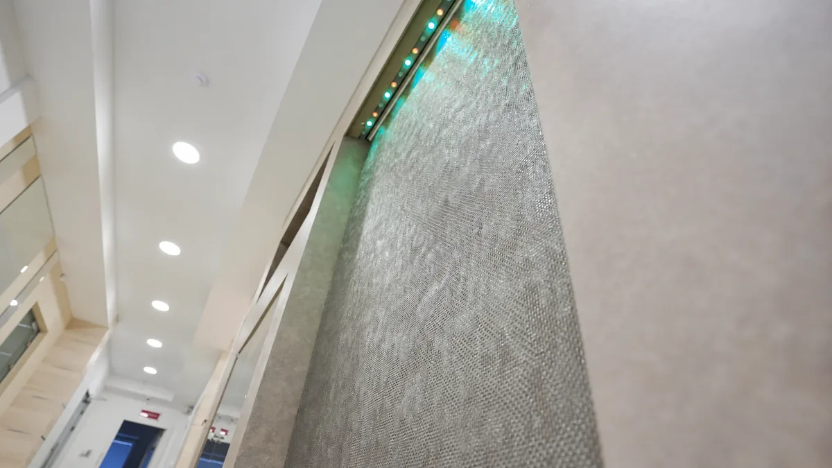 Верхняя часть сетчатого водопада с подсветкой, вид снизу