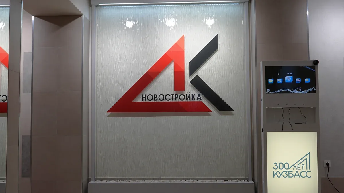 Прямой вид водопада с логотипом, верхней подсветкой и белыми камнями в нижнем лотке