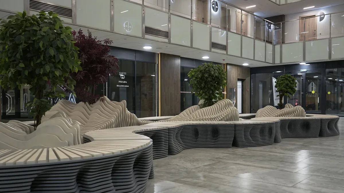 Параметрическая скамья в лобби клубного дома Avenue Apart