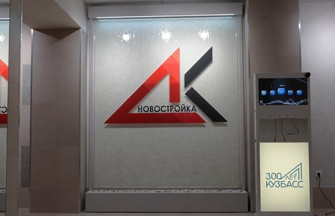Прямой вид водопада с логотипом, верхней подсветкой и белыми камнями в нижнем лотке