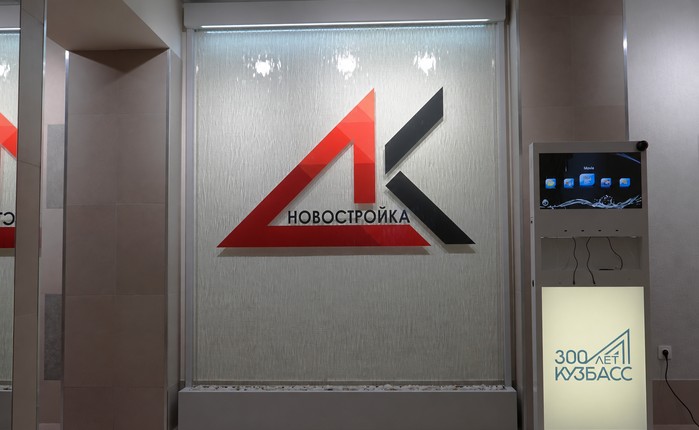 Водопад по стеклу с логотипом