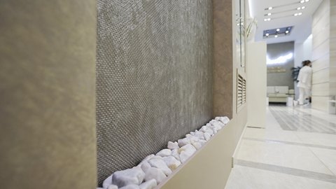 Белые камни в нижнем лотке встроенного водопада, вид сбоку