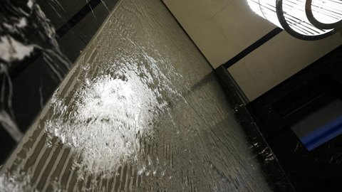 Движение воды по стеклу и стык секций интерьерного водопада