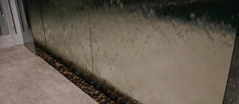 Нижний лоток зеркального водопада с декоративной галькой