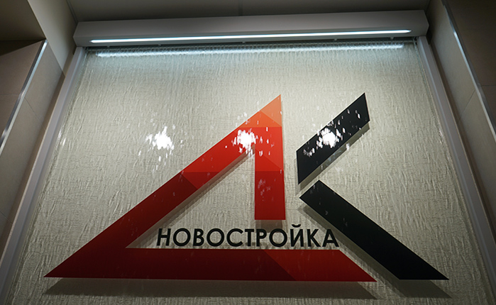 Водопад по стеклу с логотипом