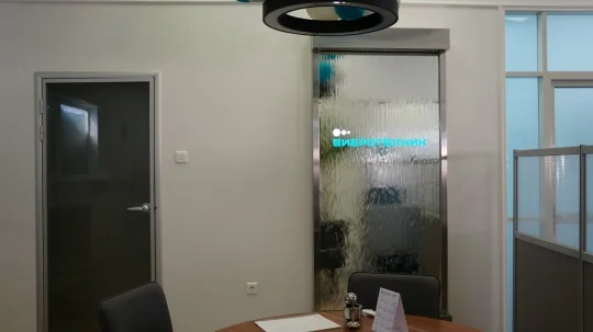 Стеклянный водопад рядом с офисной зоной