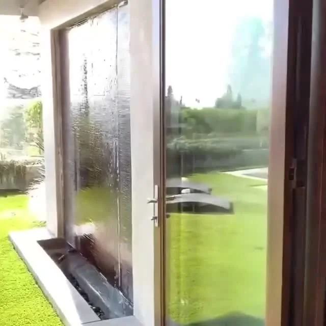 Стеклянная водная плоскость у окна