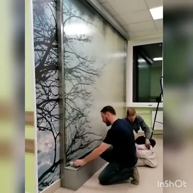 Водопад по стеклу в школе