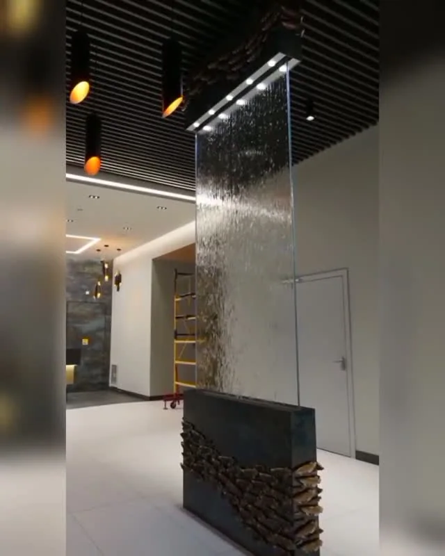 Струнный водопад между зонами интерьера